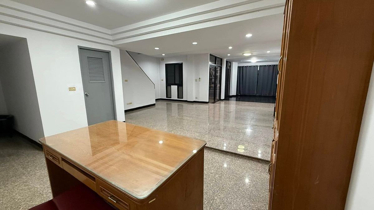 ให้เช่าอาคารพาณิชย์บางนา แบริ่ง ลาซาล : Prime Place 105 บ้านเดี่ยวพื้นที่กว้างขวาง 4 ห้องนอน 5 ห้องน้ำ ที่จอดรถ 2 คัน พื้นที่ใช้สอย 300 ตรม. ขนาดที่ดิน 50 ตารางวา ราคาเช่า 32,000 บาท/เดือน 