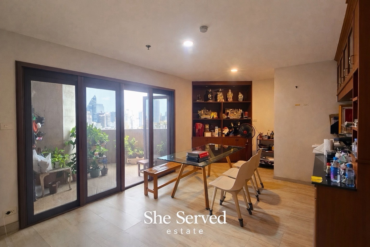 ขายคอนโดสุขุมวิท อโศก ทองหล่อ : ◈ Fifty Fifth Tower (Thonglor Soi 2) • 3 bedrooms, 3 bathrooms, balcony in every room • Storage room • Shoe storage room • Separate enclosed kitchen • Separate maid’s bedroom and bathroom • Floor 31 (only 3 units per floor) • Size: 223 sq.m.