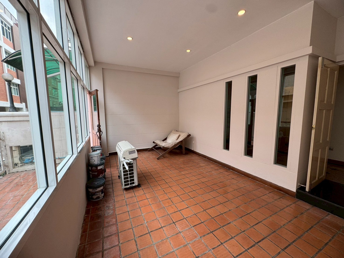 ขายโฮมออฟฟิศเลียบทางด่วนรามอินทรา : ขายโฮมออฟฟิศ 4.5 ชั้น ซอยประดิษฐ์มนูธรรม 9 เหมาะกับการลงทุนอยู่อาศัย (N.1993)