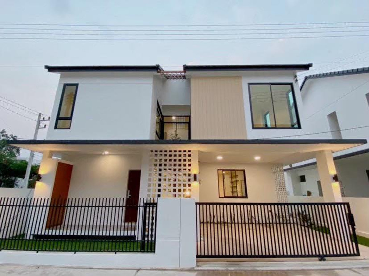 For RentHouseChiang Mai : Large 3-bedroom home with spacious functionality, pet-friendly, located near Wiang Kum Kam. Peaceful neighborhood close to the city, fully furnished and move-in ready