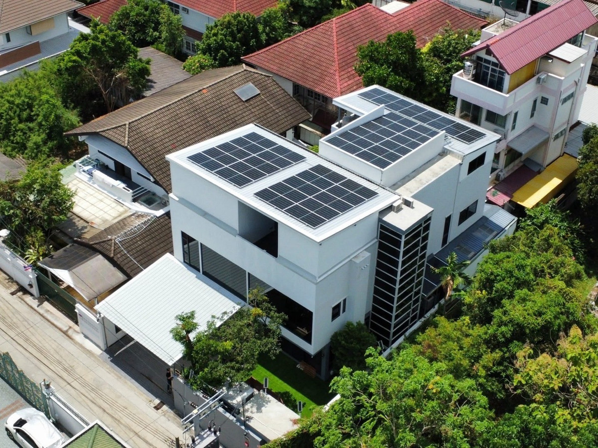 For SaleHouseSapankwai,Jatujak : Urgent sale, modern style detached house, 3 floors, area 97 sq m, Soi Inthamara 28, 5 bedrooms, 5 bathrooms, installed solar cells. There is an elevator inside the house, swimming pool, CCTV. Convenient location, close to MRT, expressway, price 25,500,000