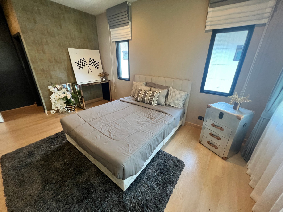 For RentHousePattanakan, Srinakarin : Luxury House For rent at Setthasiri Krungthep-kreetha with pool