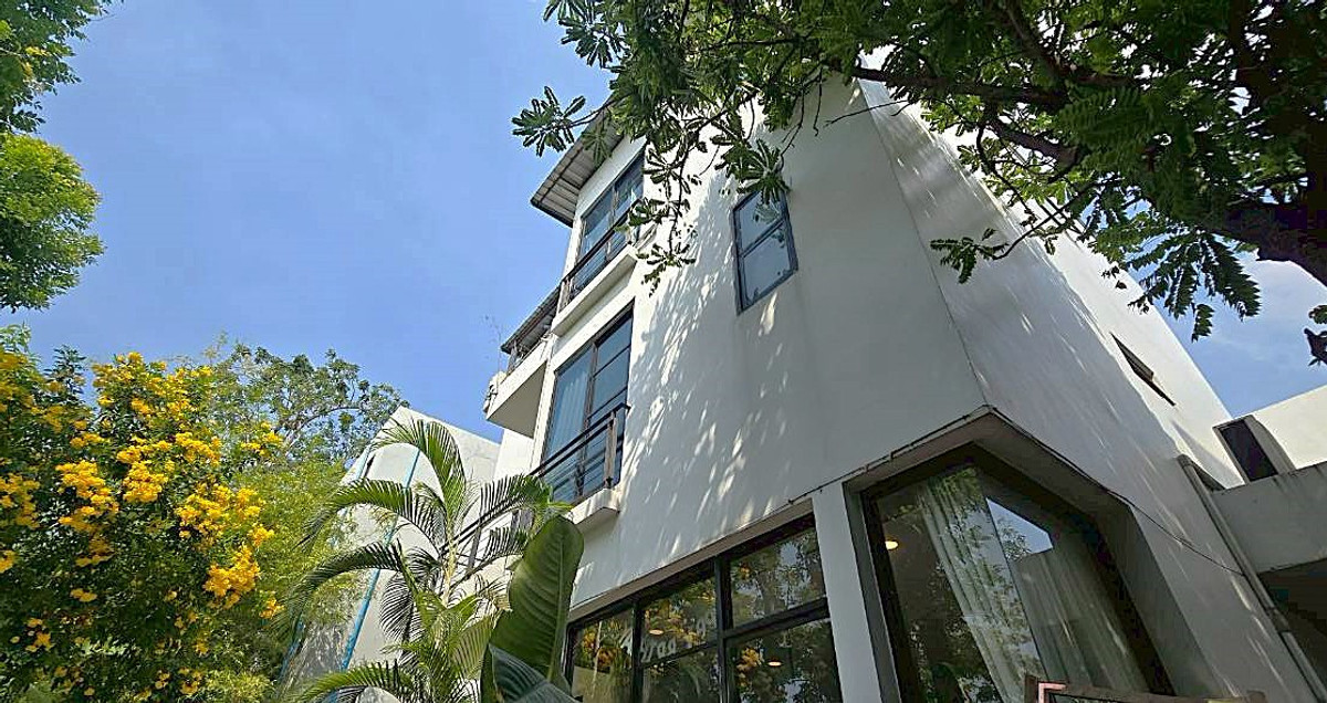 For RentHouseSukhumvit, Asoke, Thonglor : Detached House for Rent – Ekkamai Suitable for Resident or Home office ** NO CO-AGENT ** 