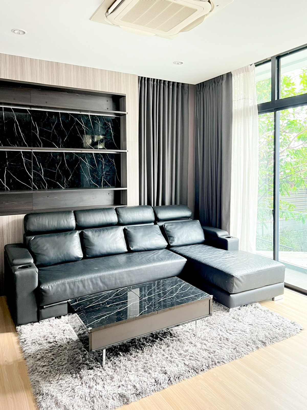 For RentTownhomePattanakan, Srinakarin : Townhome has double volume, airy, open, fully furnished. Ready to move in immediately. Near Wellington International School 🏫