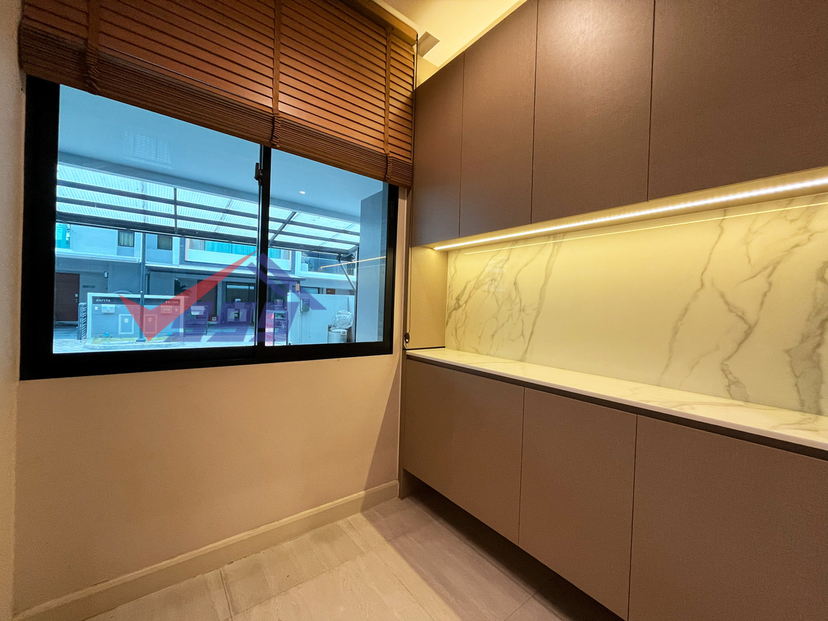 For RentHousePattanakan, Srinakarin : Townhome for rent, 3 bedrooms, srinakarin rama 9 area.