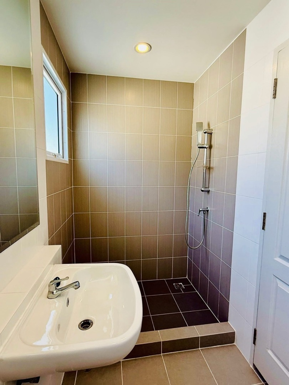 ให้เช่าบ้านราษฎร์บูรณะ สุขสวัสดิ์ : ให้เช่าบ้านเดี่ยว centro สุขสวัสดิ์-พระราม 3 ( เซนโทร สุขสวัสดิ์-พระราม 3 )
🛏️ 4 ห้องนอน 🛁 4 ห้องน้ำ 🚗 2 ที่จอดรถ ขนาด 51 ตรว. พื้นที่ใช้สอย 173 ตรม. ✨ ราคา 40,000 บาท ✨ 