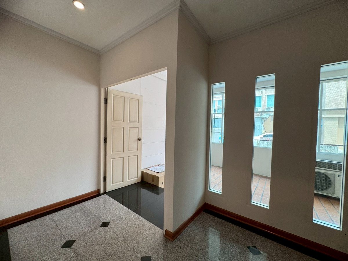 ขายโฮมออฟฟิศเลียบทางด่วนรามอินทรา : ขายโฮมออฟฟิศ 4.5 ชั้น ซอยประดิษฐ์มนูธรรม 9 เหมาะกับการลงทุนอยู่อาศัย (N.1993)