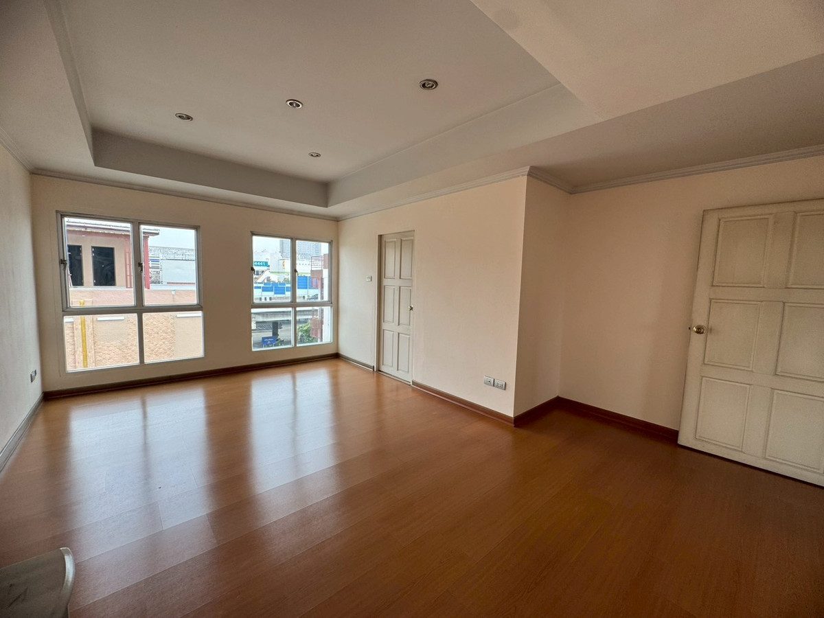 ขายโฮมออฟฟิศเลียบทางด่วนรามอินทรา : ขายโฮมออฟฟิศ 4.5 ชั้น ซอยประดิษฐ์มนูธรรม 9 เหมาะกับการลงทุนอยู่อาศัย (N.1993)