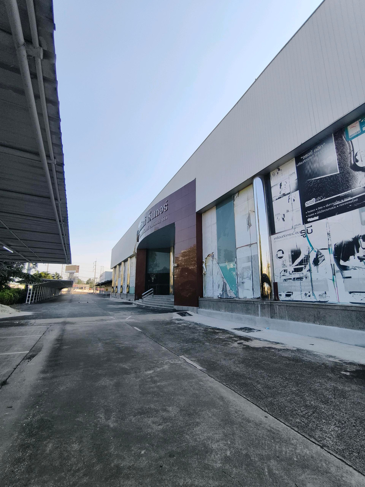 ให้เช่าโชว์รูมนวมินทร์ รามอินทรา : 🔥 คอมเพล็กซ์เชิงพาณิชย์ขนาดใหญ่ ทำเล 2 ถนนหลัก “รามอินทรา – เสรีไทย” ใกล้รถไฟฟ้าสายสีชมพู + โรงพยาบาล + กำลังซื้อสูง! 🔥
เหมาะทำ Showroom + คลังสินค้า + ศูนย์กระจายสินค้า + ศูนย์บริการครบวงจร ในพื้นที่เดียว
พื้นที่รวมกว่า 8,000+ ตร.ม. รองรับธุรกิจ