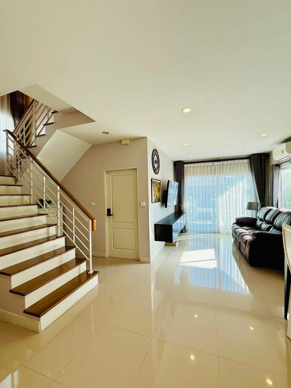 ให้เช่าบ้านราษฎร์บูรณะ สุขสวัสดิ์ : ให้เช่าบ้านเดี่ยว centro สุขสวัสดิ์-พระราม 3 ( เซนโทร สุขสวัสดิ์-พระราม 3 )
🛏️ 4 ห้องนอน 🛁 4 ห้องน้ำ 🚗 2 ที่จอดรถ ขนาด 51 ตรว. พื้นที่ใช้สอย 173 ตรม. ✨ ราคา 40,000 บาท ✨ 