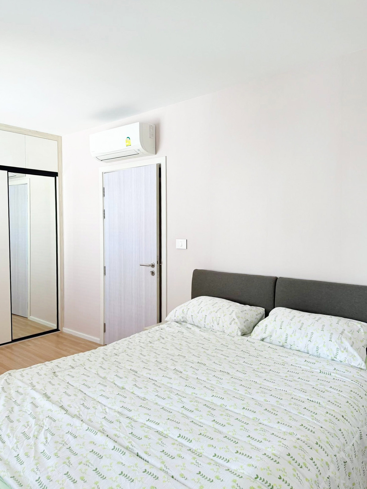 For RentTownhomePattanakan, Srinakarin : Townhome has double volume, airy, open, fully furnished. Ready to move in immediately. Near Wellington International School 🏫