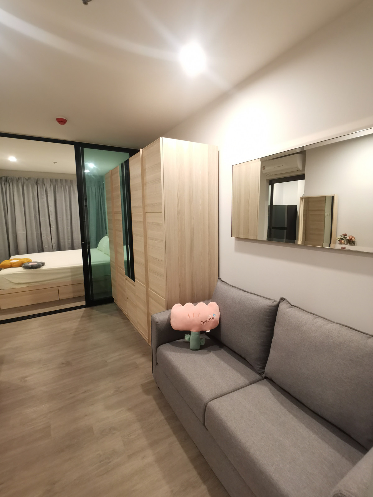 For RentCondoThaphra, Talat Phlu, Wutthakat : Condo Regent Home Wutthakat (Regent Home Wutthakat) near BTS Wutthakat only 180 meters.