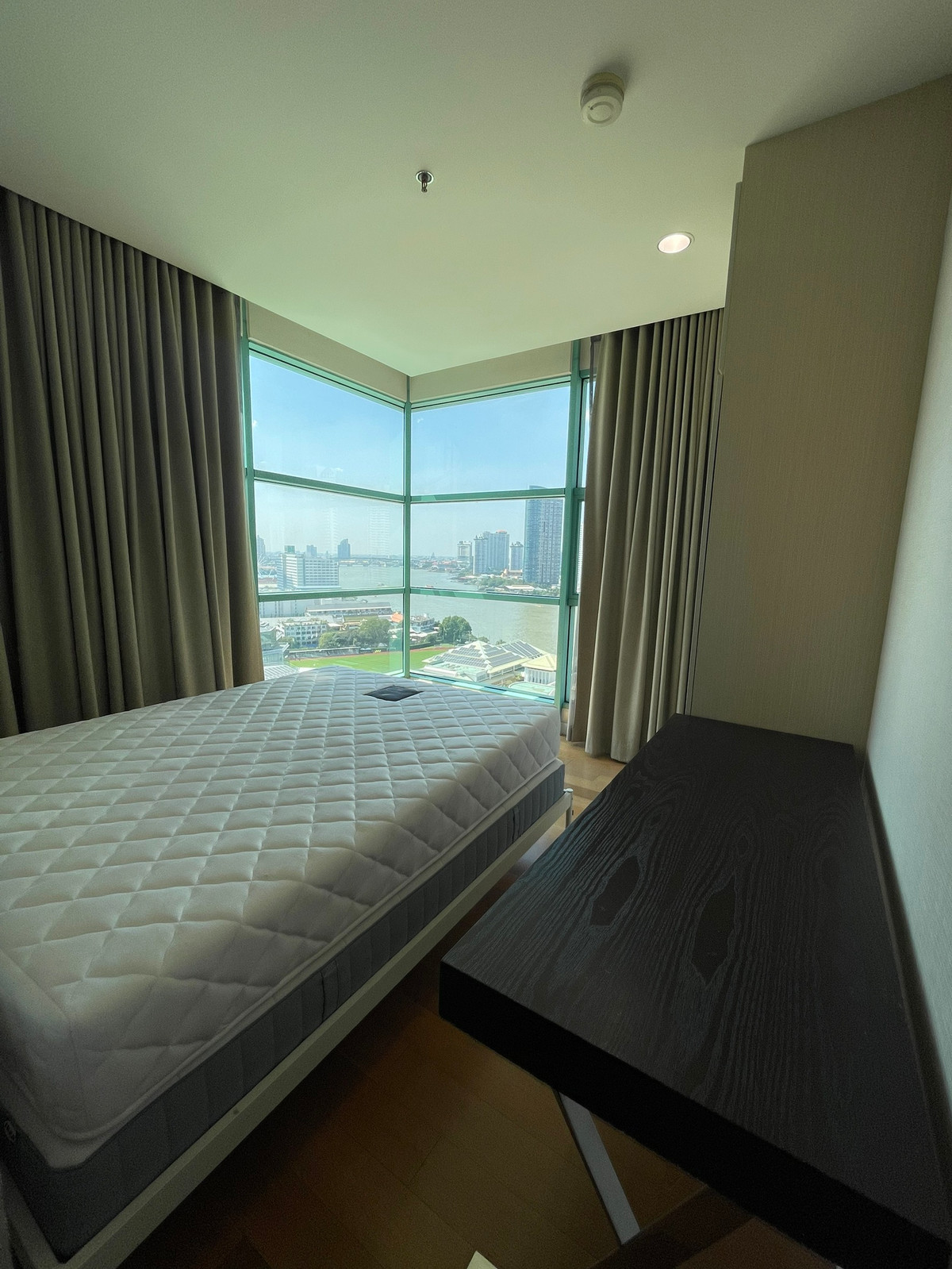 For RentCondoSathorn, Narathiwat : Condo for rent, Chatrium Riverside, near Shrewsbury International School, beautiful room, Chao Phraya River view. Ready to move in