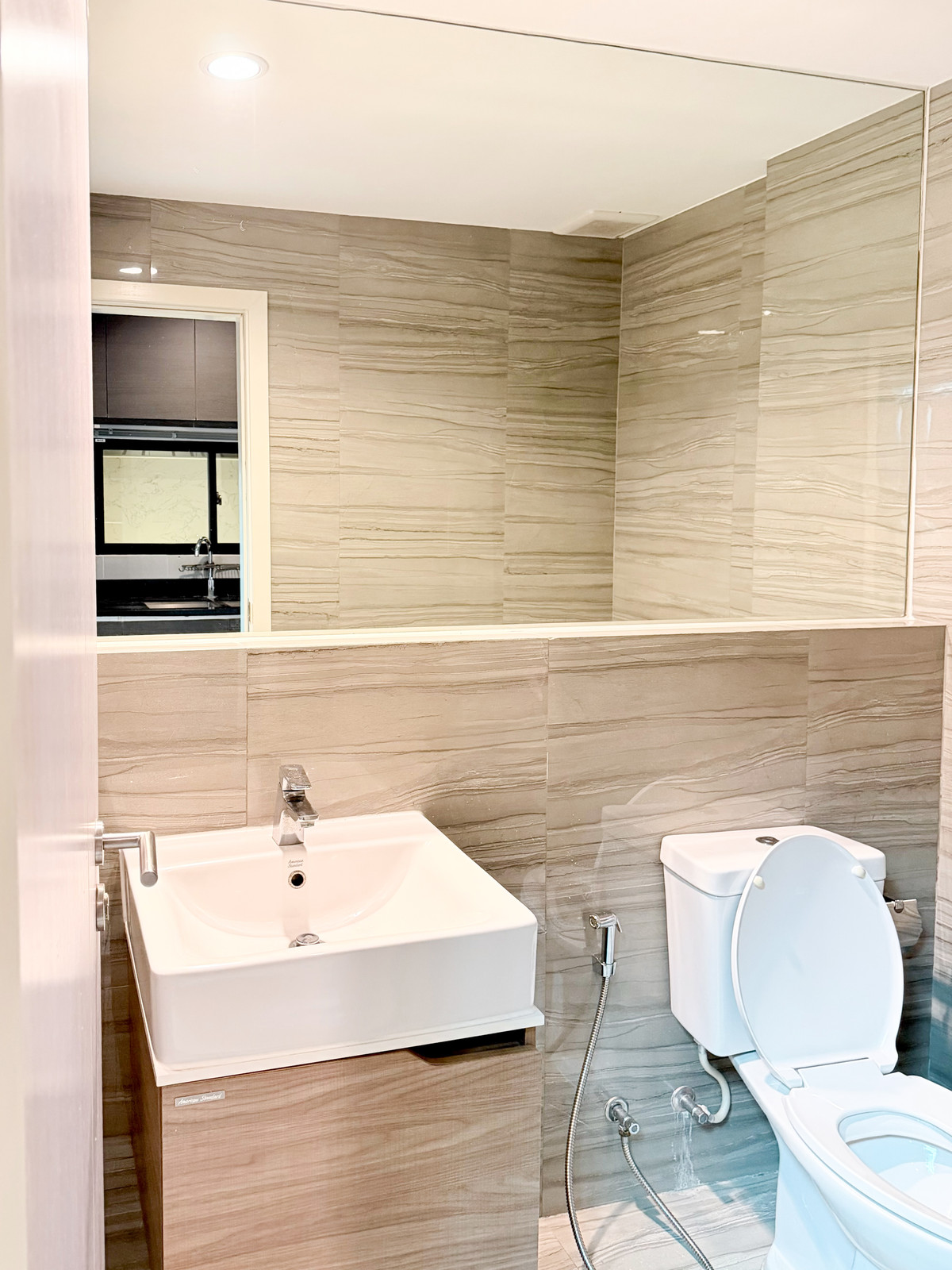 For RentTownhomePattanakan, Srinakarin : Townhome has double volume, airy, open, fully furnished. Ready to move in immediately. Near Wellington International School 🏫