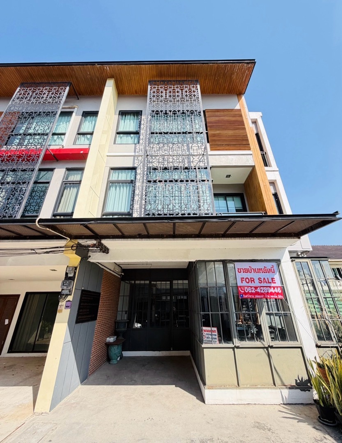 For SaleHome OfficeChiang Mai : Townhome for sale, Promt Business Home, near MAYA Nimman department store, just 5 minutes.