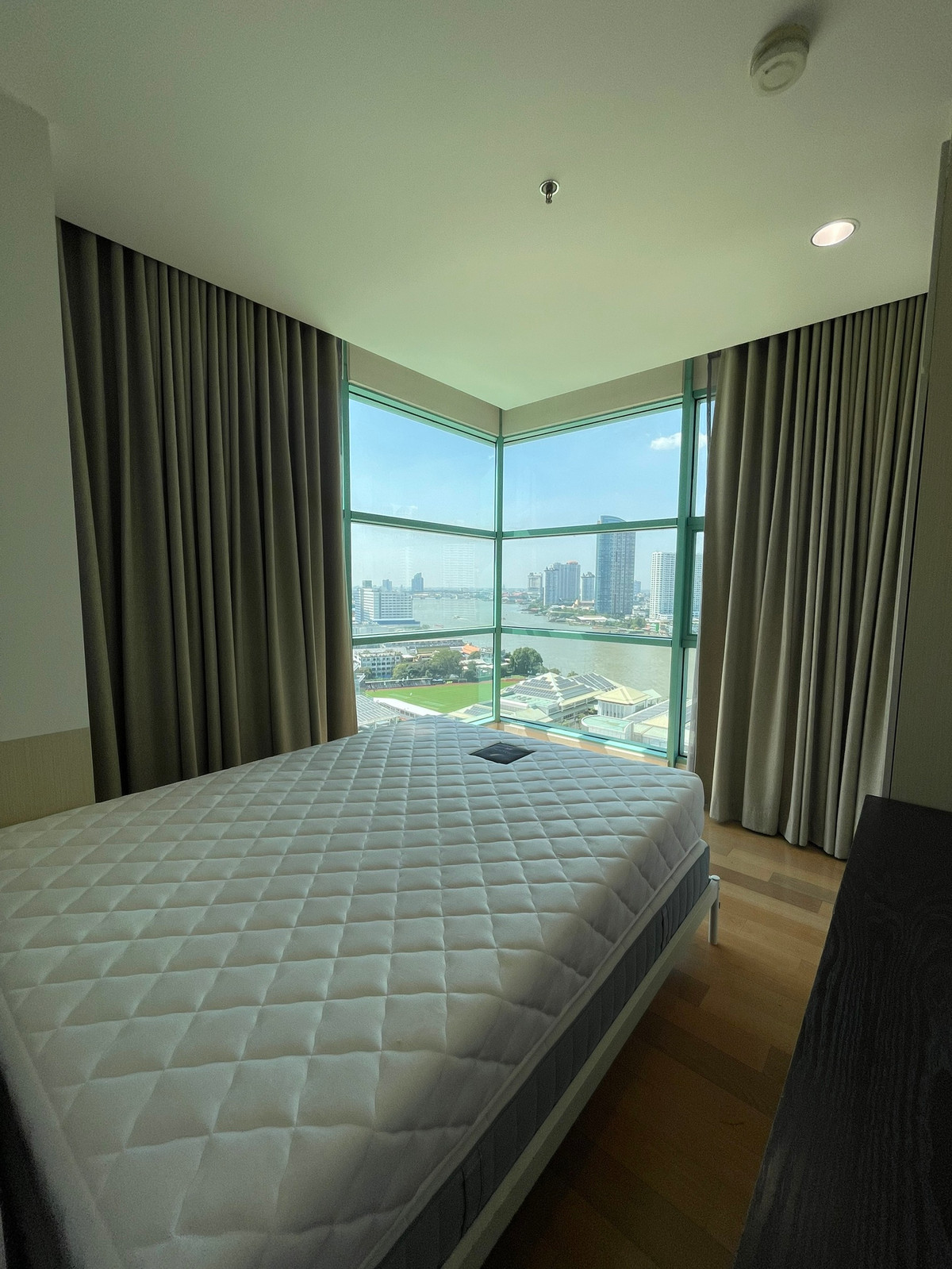 For RentCondoSathorn, Narathiwat : Condo for rent, Chatrium Riverside, near Shrewsbury International School, beautiful room, Chao Phraya River view. Ready to move in