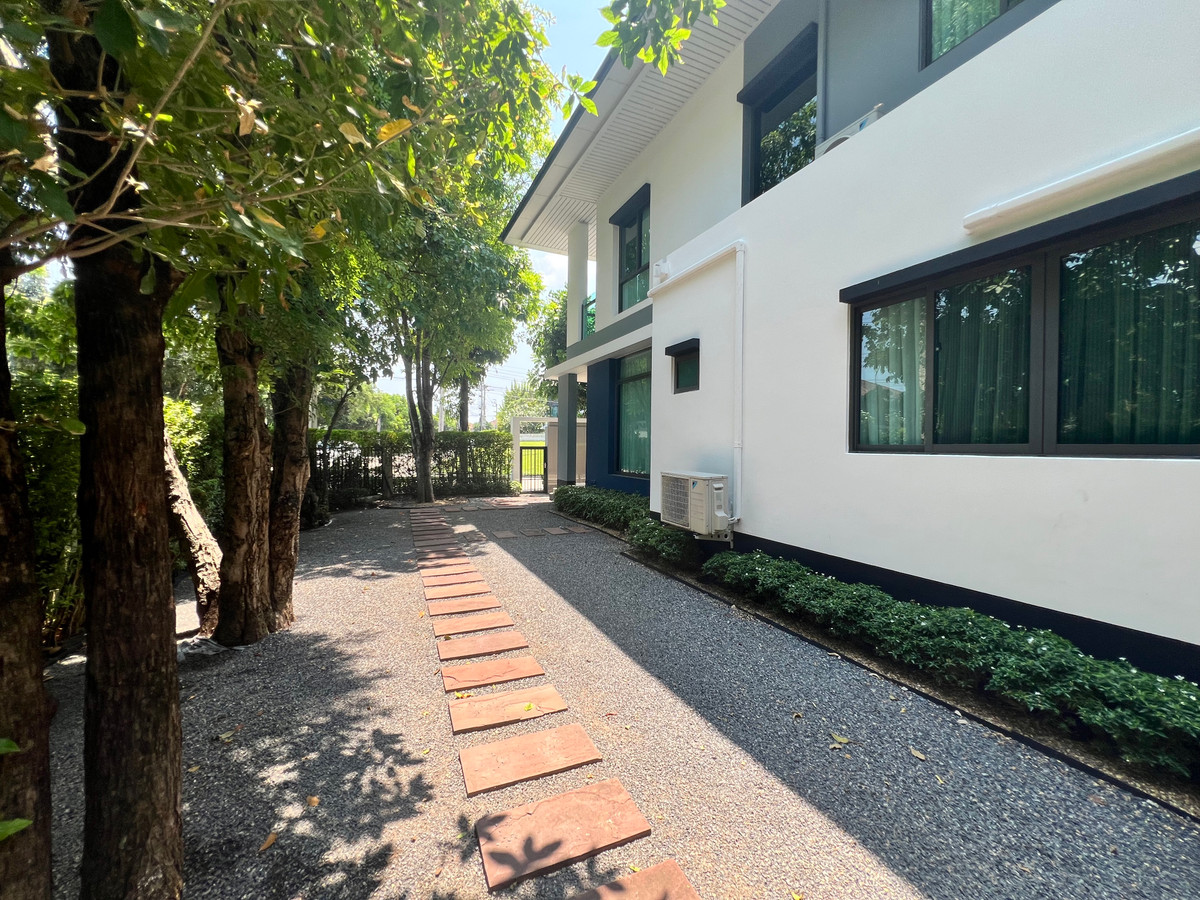 For RentHousePattanakan, Srinakarin : Luxury House For rent at Setthasiri Krungthep-kreetha with pool