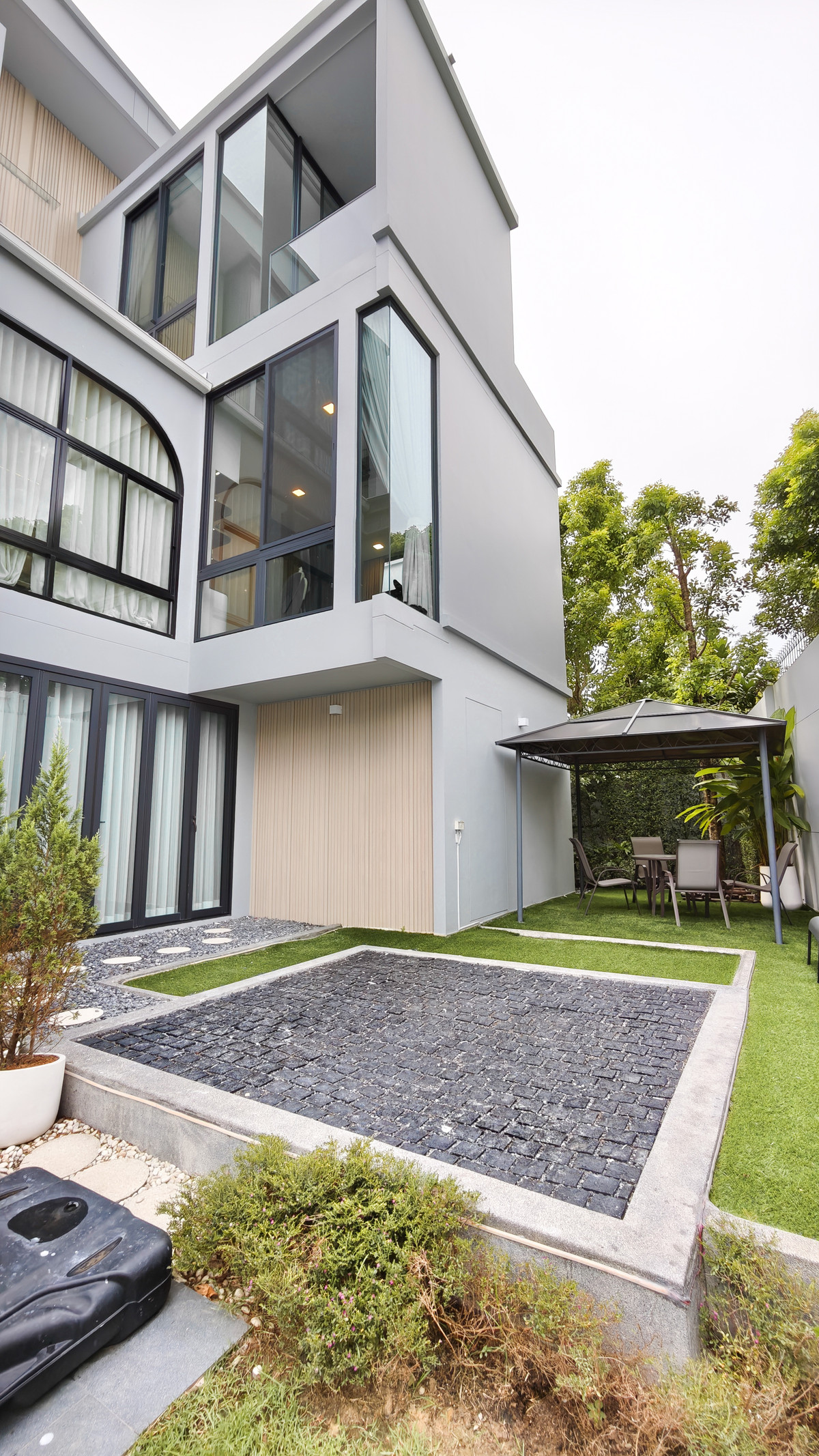 For RentHousePattanakan, Srinakarin : For Rent Vive Krungthep Kreetha 4 Bedrooms