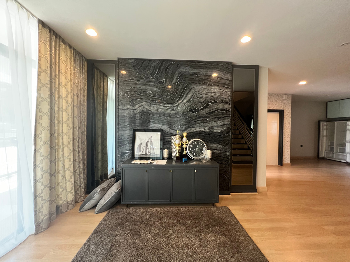 For RentHousePattanakan, Srinakarin : Luxury House For rent at Setthasiri Krungthep-kreetha with pool