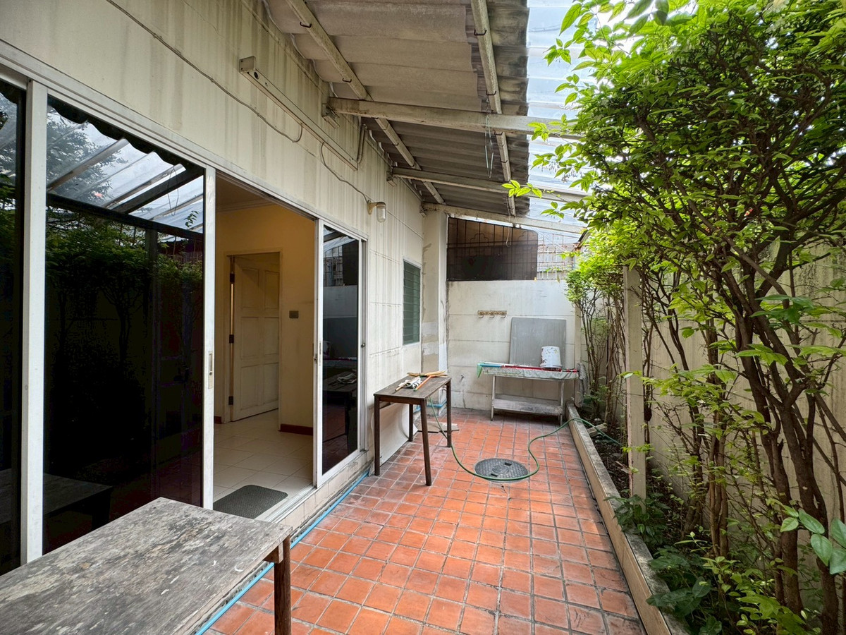 ขายโฮมออฟฟิศเลียบทางด่วนรามอินทรา : ขายโฮมออฟฟิศ 4.5 ชั้น ซอยประดิษฐ์มนูธรรม 9 เหมาะกับการลงทุนอยู่อาศัย (N.1993)