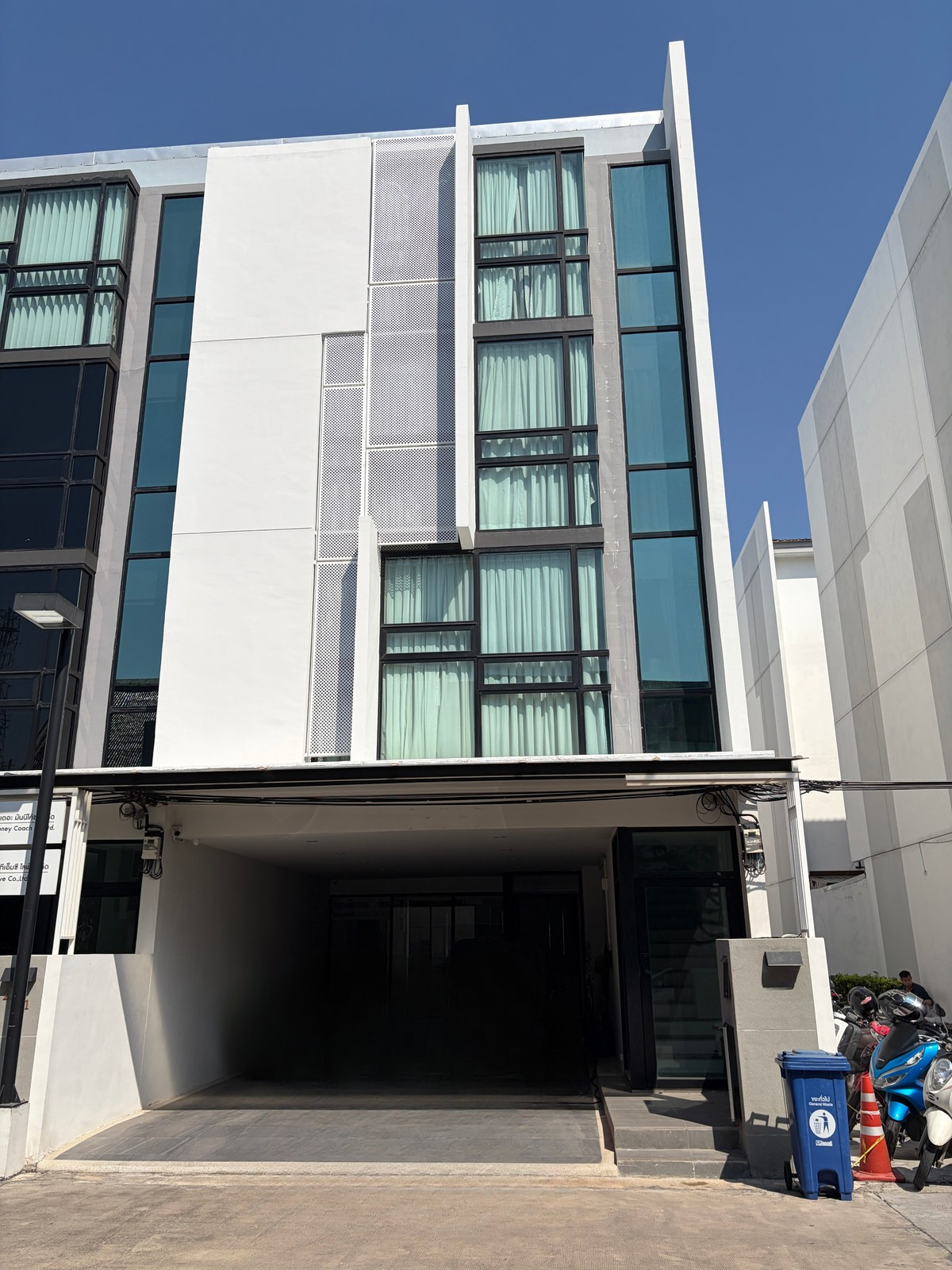 ให้เช่าโฮมออฟฟิศนวมินทร์ รามอินทรา : 🌟 ขาย | โฮมออฟฟิศพรีเมียม 4 ชั้นพร้อมลิฟต์พร้อมเข้าอยู่ | 282 ตร.ม. | รามอินทรา-วัชรพล | ใกล้ MRT มัยลาภ | ใกล้คลับเฮ้าส์ | ทำเลหัวมุม | สำนักงานอัจฉริยะครบครัน | พร้อมชาร์จ EV