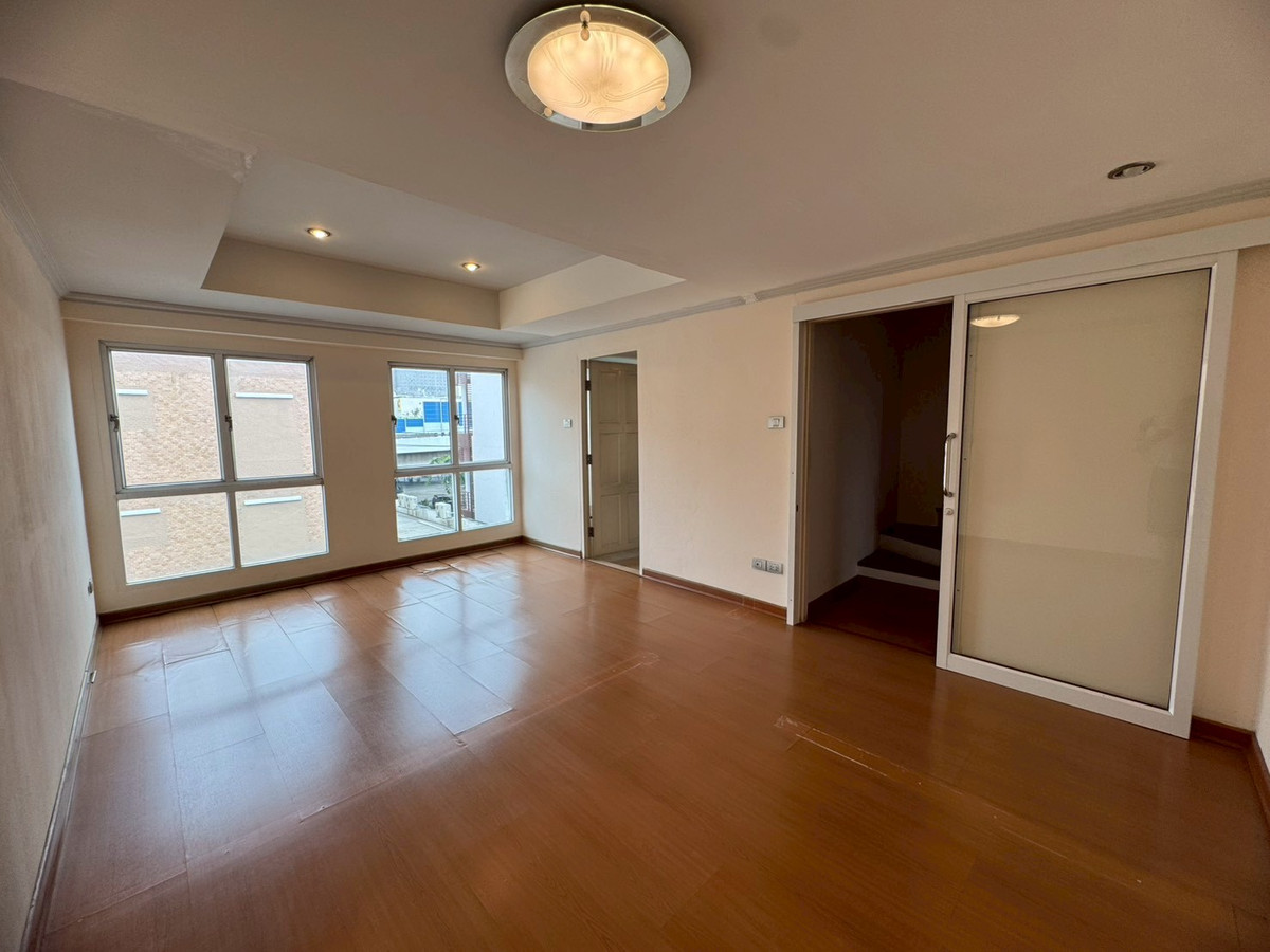 ขายโฮมออฟฟิศเลียบทางด่วนรามอินทรา : ขายโฮมออฟฟิศ 4.5 ชั้น ซอยประดิษฐ์มนูธรรม 9 เหมาะกับการลงทุนอยู่อาศัย (N.1993)