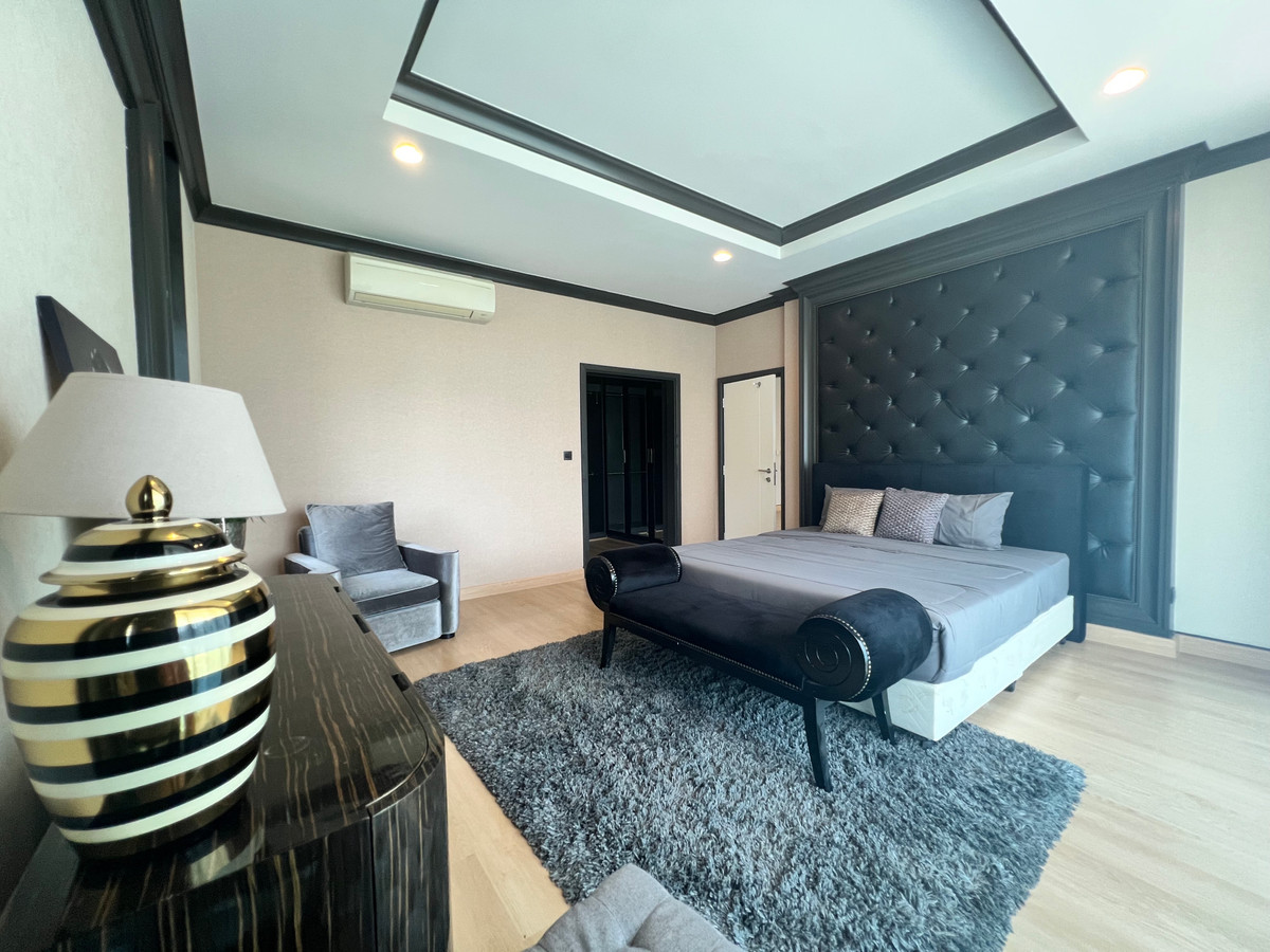 For RentHousePattanakan, Srinakarin : Luxury House For rent at Setthasiri Krungthep-kreetha with pool