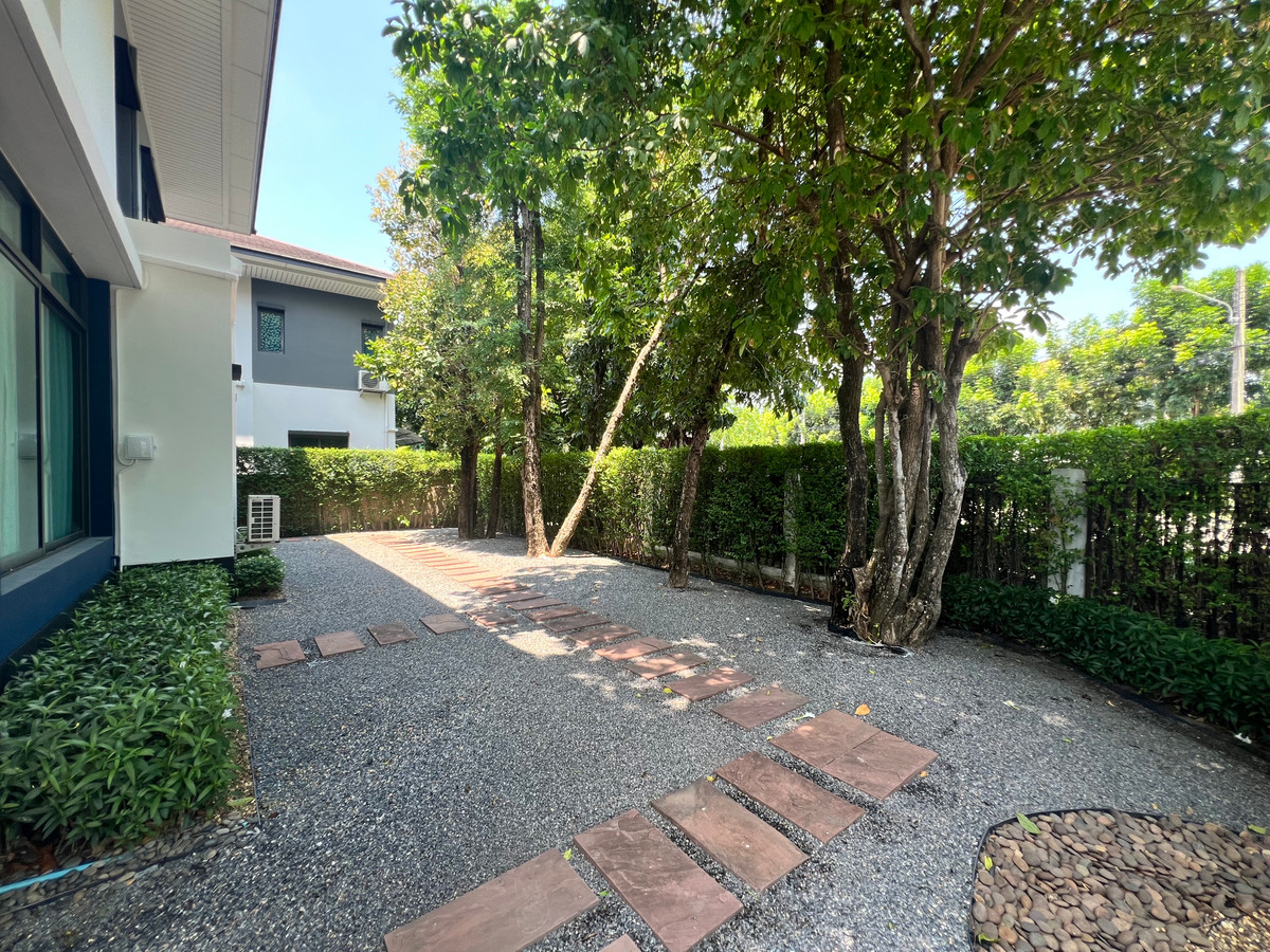 For RentHousePattanakan, Srinakarin : Luxury House For rent at Setthasiri Krungthep-kreetha with pool