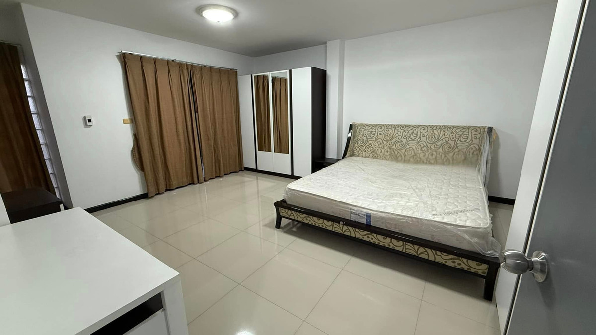 ให้เช่าอาคารพาณิชย์บางนา แบริ่ง ลาซาล : Prime Place 105 บ้านเดี่ยวพื้นที่กว้างขวาง 4 ห้องนอน 5 ห้องน้ำ ที่จอดรถ 2 คัน พื้นที่ใช้สอย 300 ตรม. ขนาดที่ดิน 50 ตารางวา ราคาเช่า 32,000 บาท/เดือน 