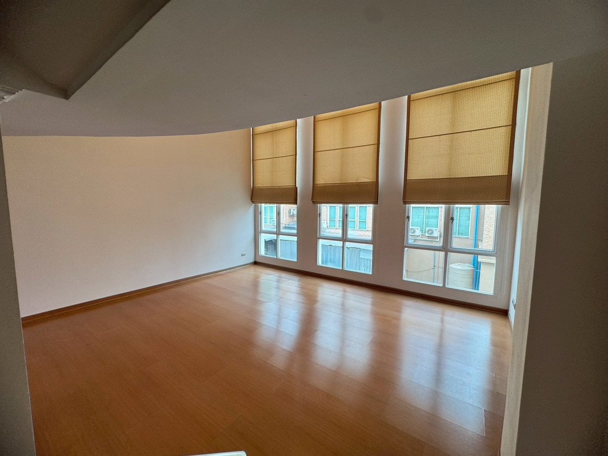 ขายโฮมออฟฟิศเลียบทางด่วนรามอินทรา : ขายโฮมออฟฟิศ 4.5 ชั้น ซอยประดิษฐ์มนูธรรม 9 เหมาะกับการลงทุนอยู่อาศัย (N.1993)