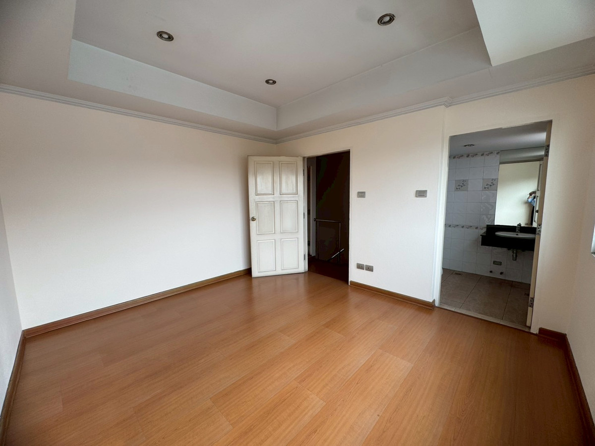 ขายโฮมออฟฟิศเลียบทางด่วนรามอินทรา : ขายโฮมออฟฟิศ 4.5 ชั้น ซอยประดิษฐ์มนูธรรม 9 เหมาะกับการลงทุนอยู่อาศัย (N.1993)