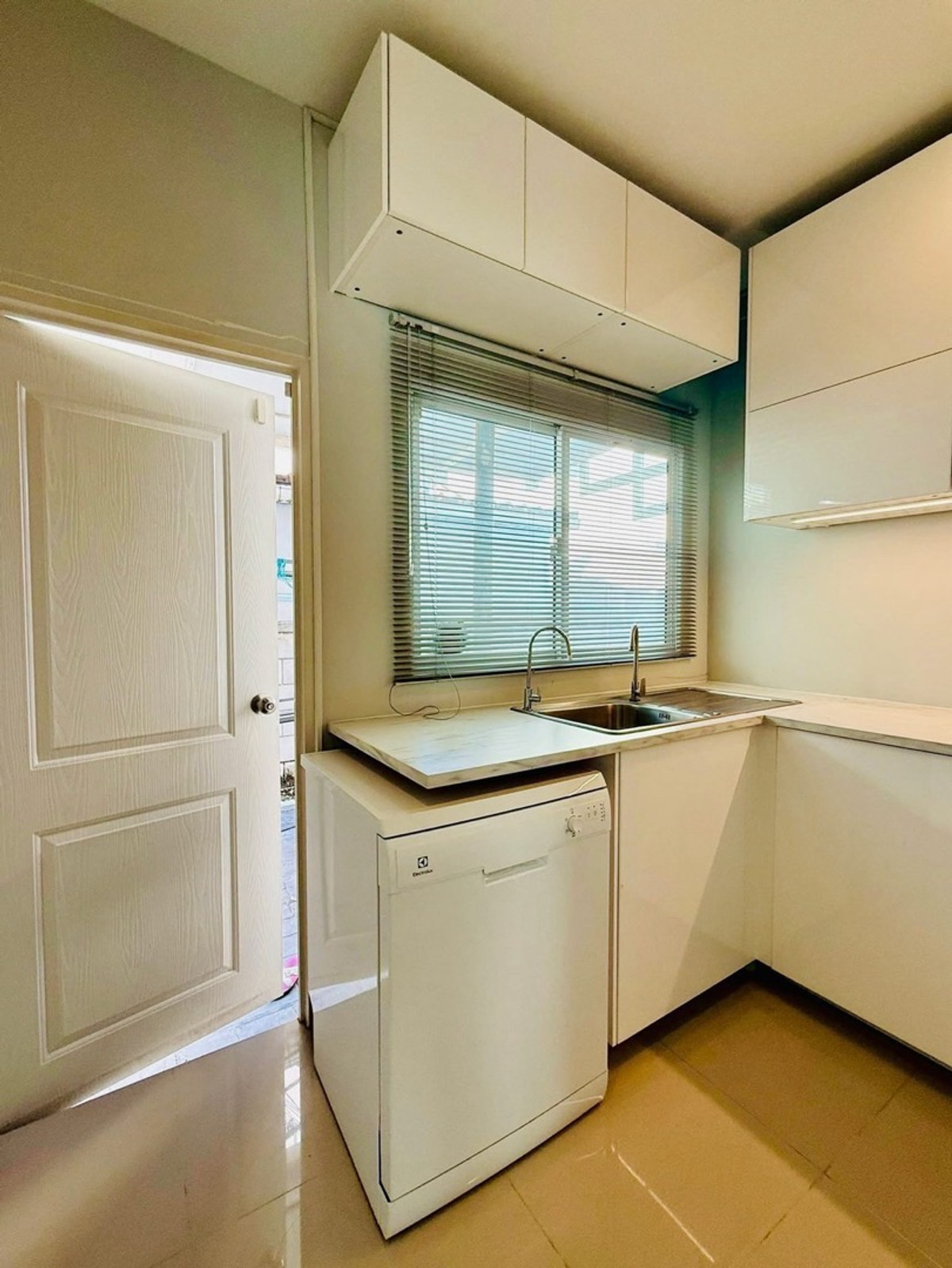 ให้เช่าบ้านราษฎร์บูรณะ สุขสวัสดิ์ : ให้เช่าบ้านเดี่ยว centro สุขสวัสดิ์-พระราม 3 ( เซนโทร สุขสวัสดิ์-พระราม 3 )
🛏️ 4 ห้องนอน 🛁 4 ห้องน้ำ 🚗 2 ที่จอดรถ ขนาด 51 ตรว. พื้นที่ใช้สอย 173 ตรม. ✨ ราคา 40,000 บาท ✨ 