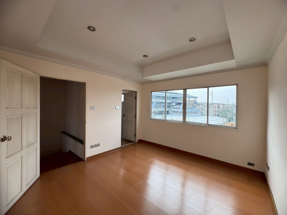 ขายโฮมออฟฟิศเลียบทางด่วนรามอินทรา : ขายโฮมออฟฟิศ 4.5 ชั้น ซอยประดิษฐ์มนูธรรม 9 เหมาะกับการลงทุนอยู่อาศัย (N.1993)