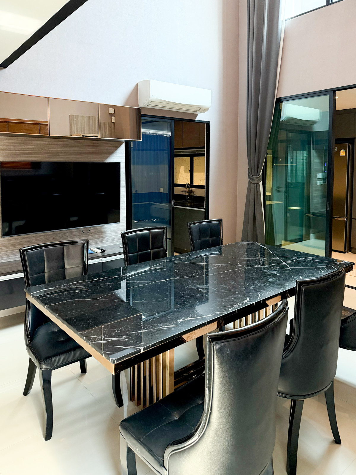 For RentTownhomePattanakan, Srinakarin : Townhome has double volume, airy, open, fully furnished. Ready to move in immediately. Near Wellington International School 🏫