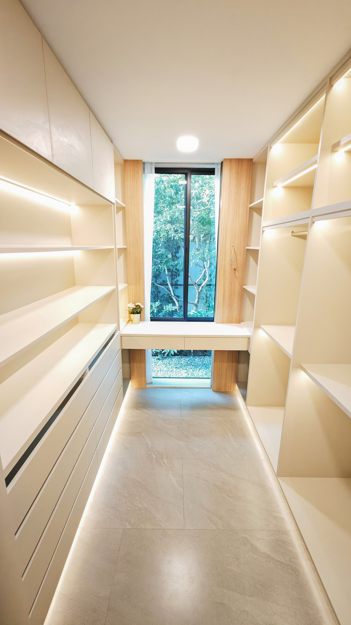 For RentHousePattanakan, Srinakarin : For Rent Vive Krungthep Kreetha 4 Bedrooms