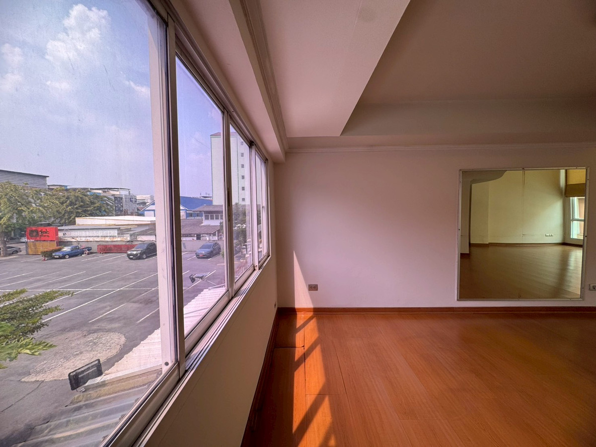 ขายโฮมออฟฟิศเลียบทางด่วนรามอินทรา : ขายโฮมออฟฟิศ 4.5 ชั้น ซอยประดิษฐ์มนูธรรม 9 เหมาะกับการลงทุนอยู่อาศัย (N.1993)