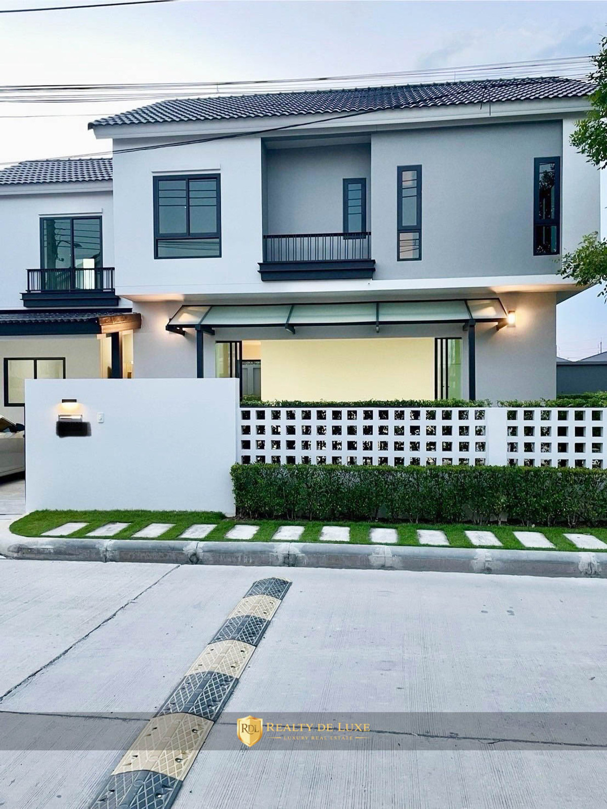 For RentHouseSamut Prakan,Samrong : 𝐅𝐨𝐫 𝐑𝐞𝐧𝐭 𝐏𝐢𝐦𝐧𝐚𝐫𝐚 𝐒𝐫𝐢𝐧𝐚𝐤𝐚𝐫𝐢𝐧-𝐁𝐚𝐧𝐠𝐧𝐚, 𝐚 𝐛𝐞𝐚𝐮𝐭𝐢𝐟𝐮𝐥𝐥𝐲 𝐝𝐞𝐜𝐨𝐫𝐚𝐭𝐞𝐝 𝐝𝐞𝐭𝐚𝐜𝐡𝐞𝐝 𝐡𝐨𝐮𝐬𝐞, 𝐫𝐞𝐚𝐝𝐲 𝐭𝐨 𝐦𝐨𝐯𝐞 𝐢𝐧