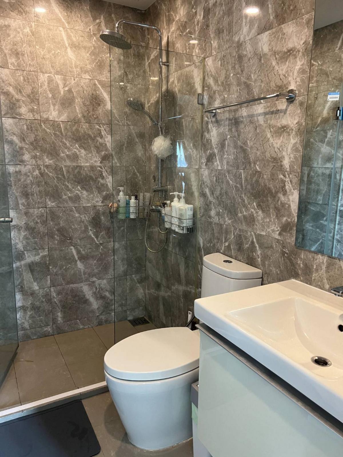 ขายคอนโดราชเทวี พญาไท : 07/03/2026, รวมค่าโอนคอนโดหรู 2 ห้องนอน ใจกลางราชเทวี ใกล้ BTS เพียง 390 ม. 
วิวสวย Sky Pool 360° พร้อมสิ่งอำนวยความสะดวกครบครัน!