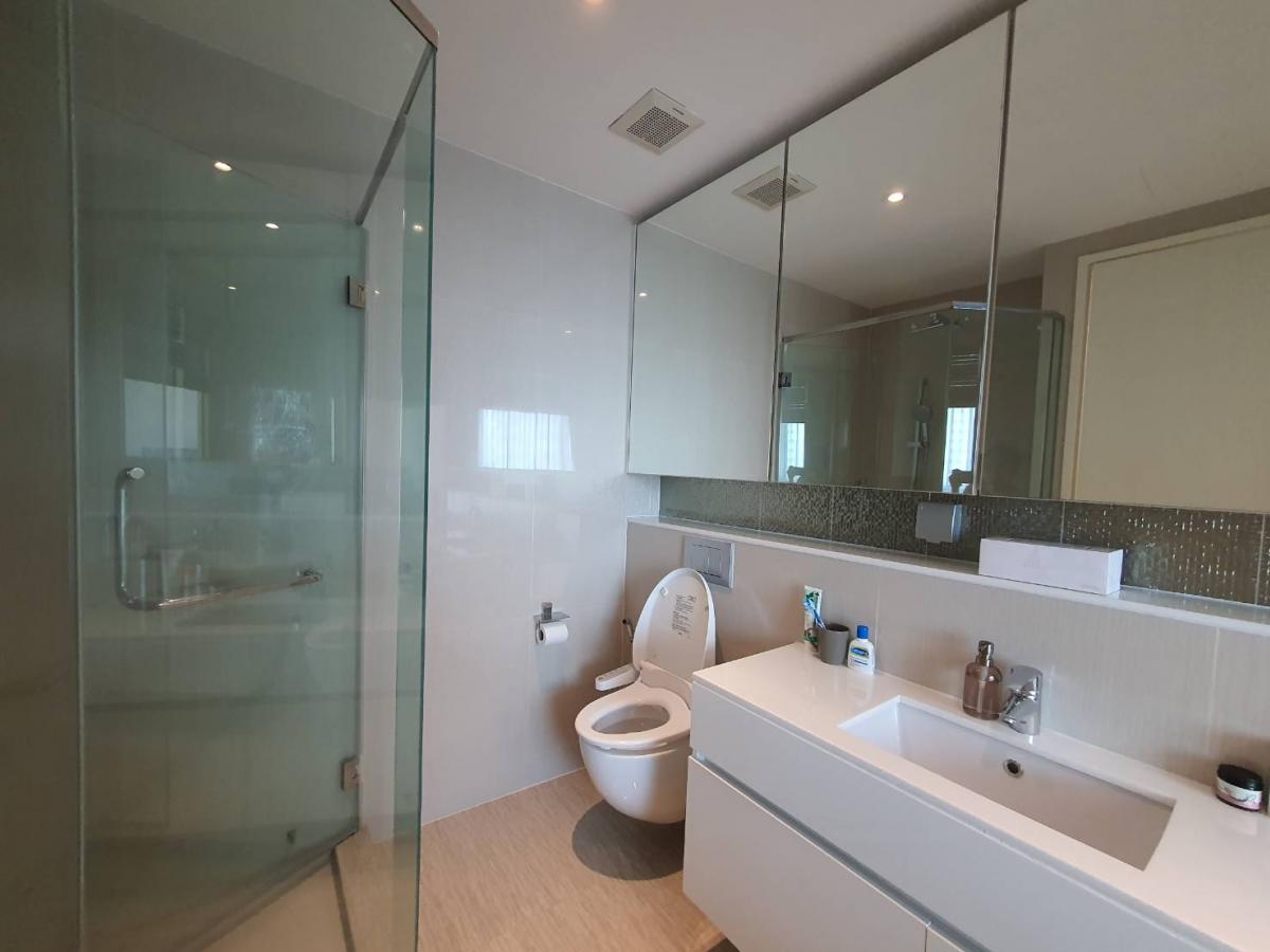 For RentCondoSukhumvit, Asoke, Thonglor : Beautiful room, 2 bedrooms, 2 bathrooms in the heart of Phrom Phong. Rent for only 55,000 THB/month at H Sukhumvit 43!