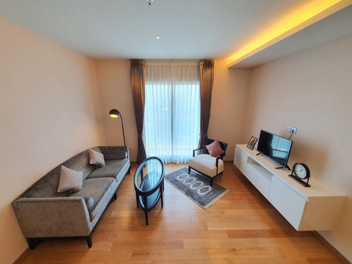 For RentCondoSukhumvit, Asoke, Thonglor : Beautiful room, 2 bedrooms, 2 bathrooms in the heart of Phrom Phong. Rent for only 55,000 THB/month at H Sukhumvit 43!