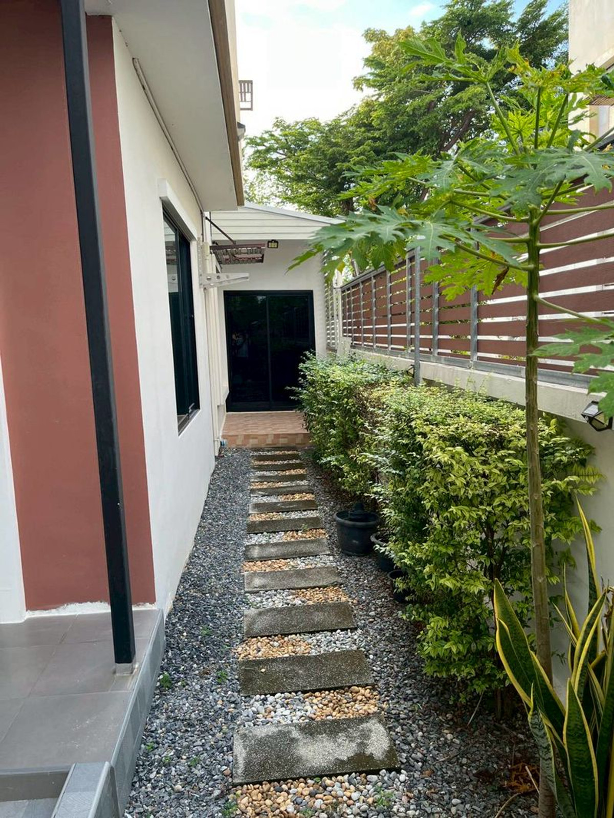 For SaleTownhomePathum Thani,Rangsit, Thammasat : 2-story townhome for sale, corner unit, I-Design, Lam Luk Ka, Khlong 3, area 42.6 sq m, 3 bedrooms, 4 parking spaces, near BTS Khu Khot, Lam Luk Ka, Pathum Thani.