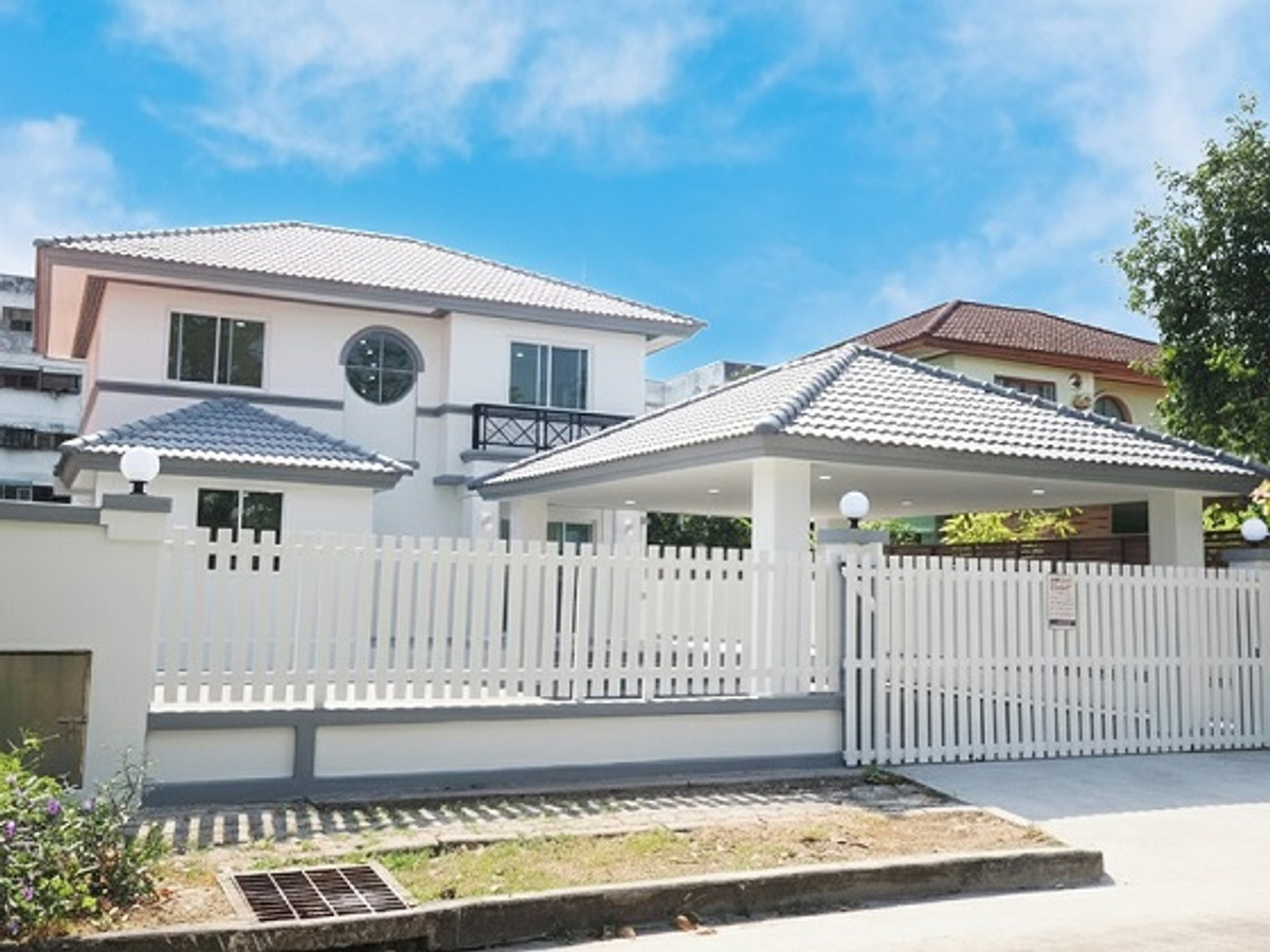 For SaleHousePathum Thani,Rangsit, Thammasat : For sale at a special price, 2-story detached house, Chaiyaphruek-Busarin Village, size 75.6 sq m, 4 bedrooms, 2 bathrooms, large beautiful house, main road, at the beginning of the project, excellent location, complete functions, complete with furniture,