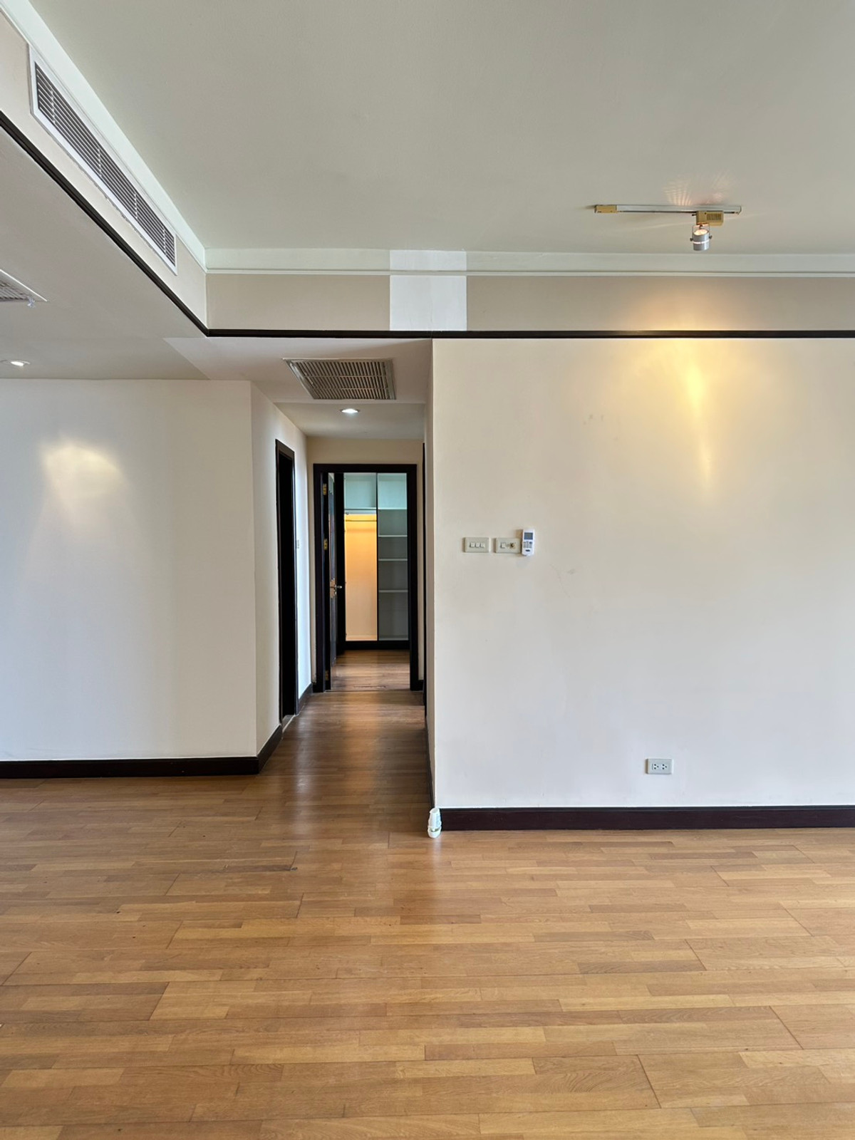 For SaleCondoWitthayu, Chidlom, Langsuan, Ploenchit : All Season Mansion / Large-size condo at a great price, near BTS Phloen Chit, with access from both Wireless Road and Ruamrudee. / 2 bed 137 sq.m.Tel. 0937890899