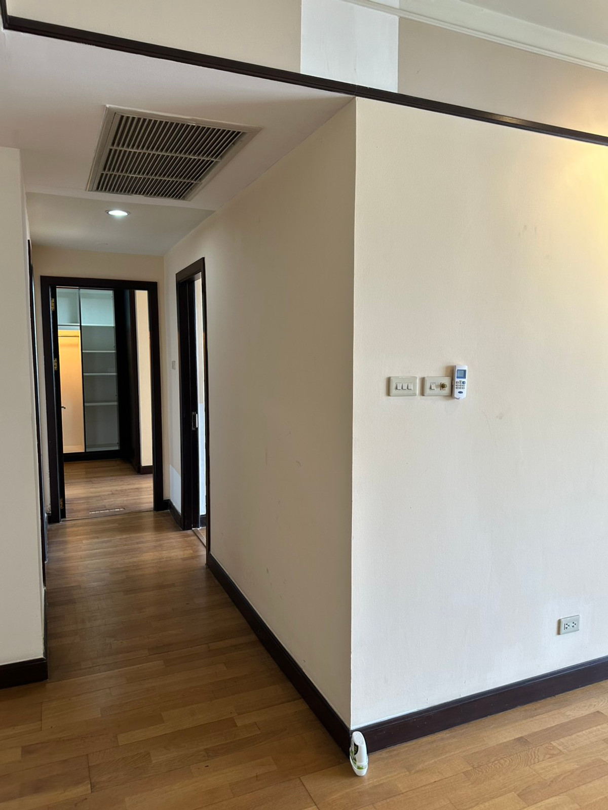 For SaleCondoWitthayu, Chidlom, Langsuan, Ploenchit : All Season Mansion / Large-size condo at a great price, near BTS Phloen Chit, with access from both Wireless Road and Ruamrudee. / 2 bed 137 sq.m.Tel. 0937890899
