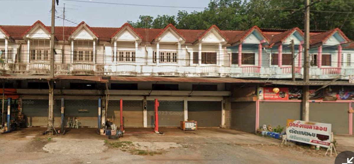 For SaleShop HouseRayong : Commercial building for sale, size 16 sq m., 2.5 storey shophouse, width approximately 4*12 meters, is a hall, cement floor, Thang Kwian Subdistrict, Klaeng District, Rayong Province 21110, price 1,990,000 baht.