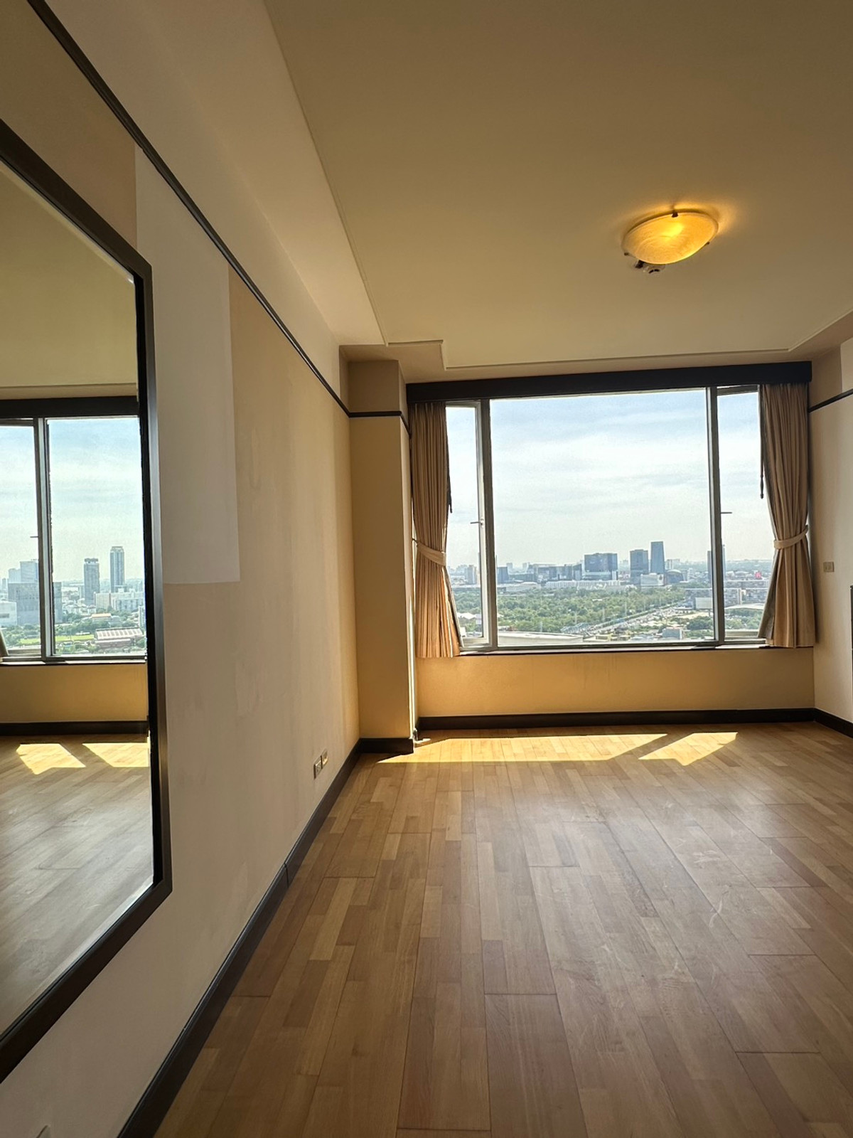 For SaleCondoWitthayu, Chidlom, Langsuan, Ploenchit : All Season Mansion / Large-size condo at a great price, near BTS Phloen Chit, with access from both Wireless Road and Ruamrudee. / 2 bed 137 sq.m.Tel. 0937890899