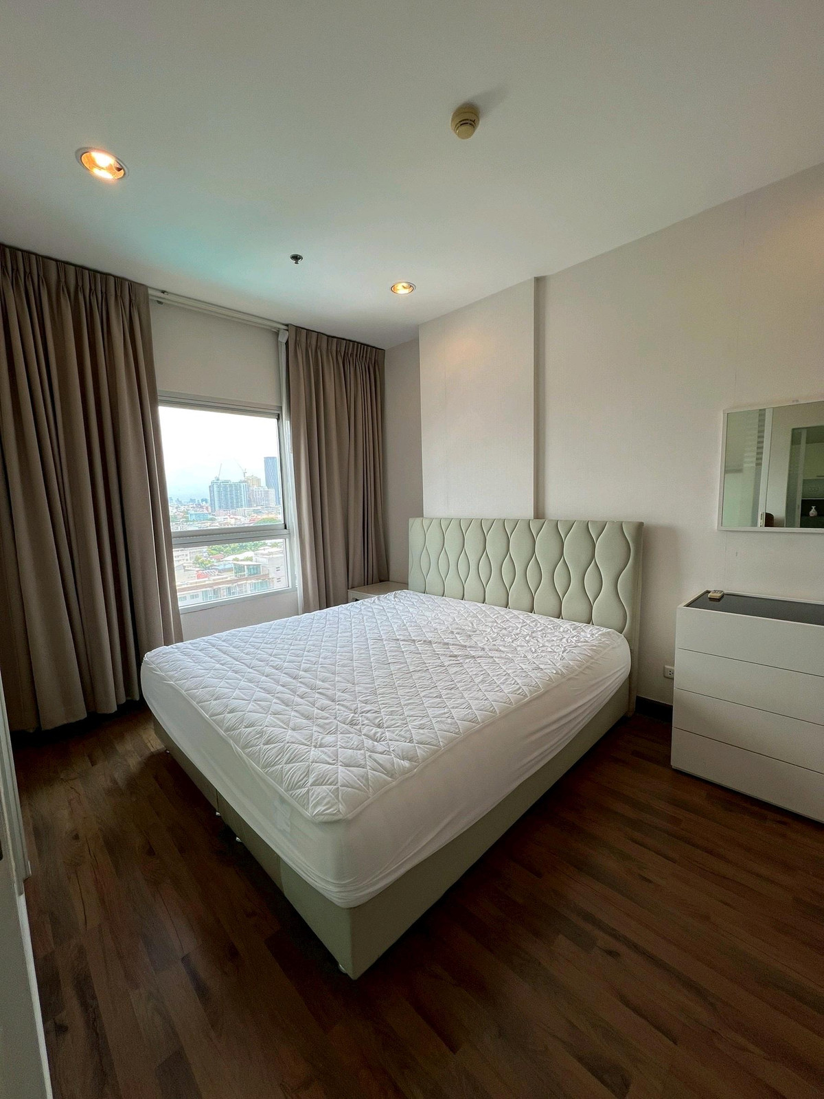 ขายคอนโดวงเวียนใหญ่ เจริญนคร : คอนโดติด BTS กรุงธนบุรี 0 เมตร คิว เฮ้าส์ สาทร ทิศเหนือ ห้องสวย พร้อมลงทุน