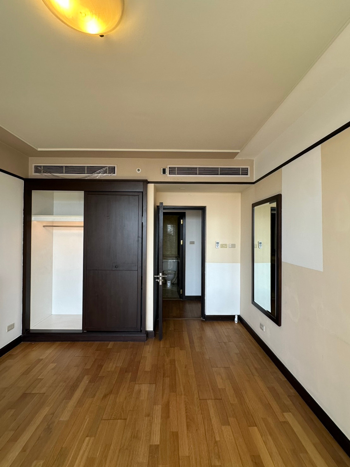 For SaleCondoWitthayu, Chidlom, Langsuan, Ploenchit : All Season Mansion / Large-size condo at a great price, near BTS Phloen Chit, with access from both Wireless Road and Ruamrudee. / 2 bed 137 sq.m.Tel. 0937890899