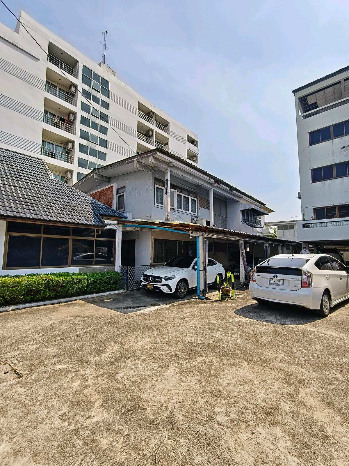 For SaleHouseAri,Anusaowaree : 🔥 RARE ITEM in the heart of Ari - Prime Area land at the beginning of the alley, extremely hard to find! 🔥
💎 Area 130 sq m. 
✅ Prime location at the beginning of Soi Ari, near BTS, can walk.
✅ Width 14 meters