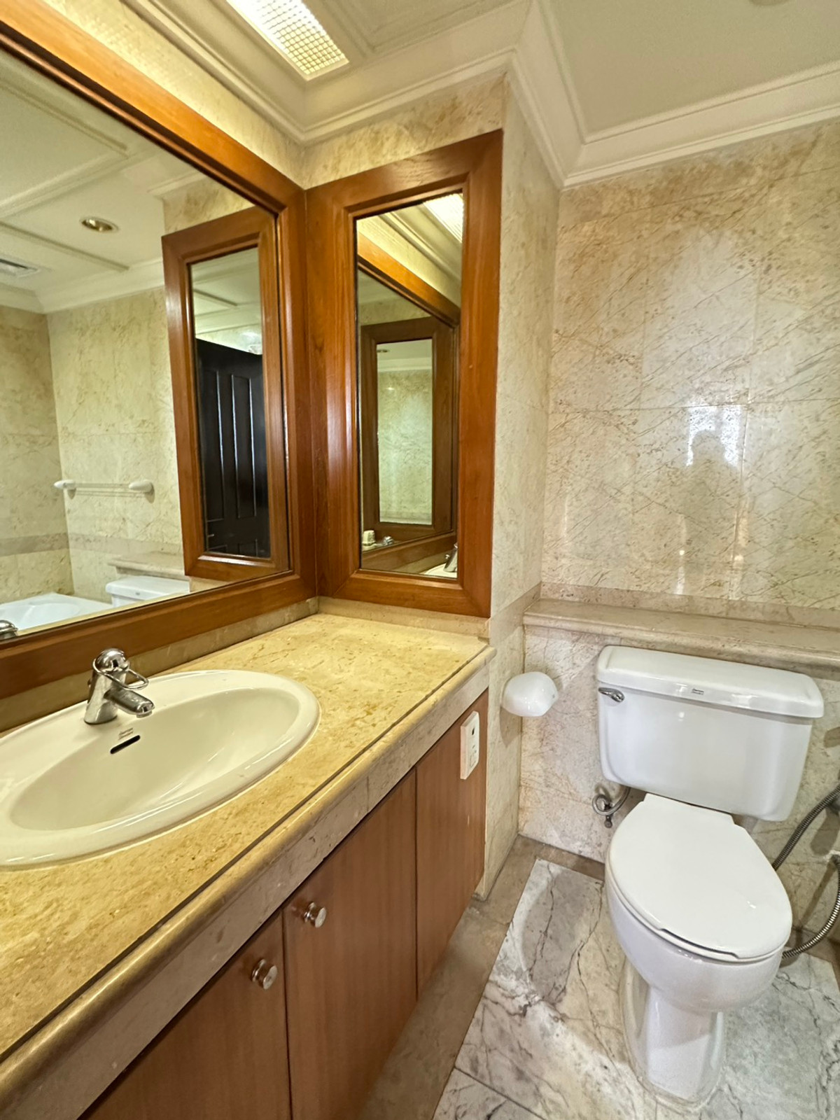 For SaleCondoWitthayu, Chidlom, Langsuan, Ploenchit : All Season Mansion / Large-size condo at a great price, near BTS Phloen Chit, with access from both Wireless Road and Ruamrudee. / 2 bed 137 sq.m.Tel. 0937890899